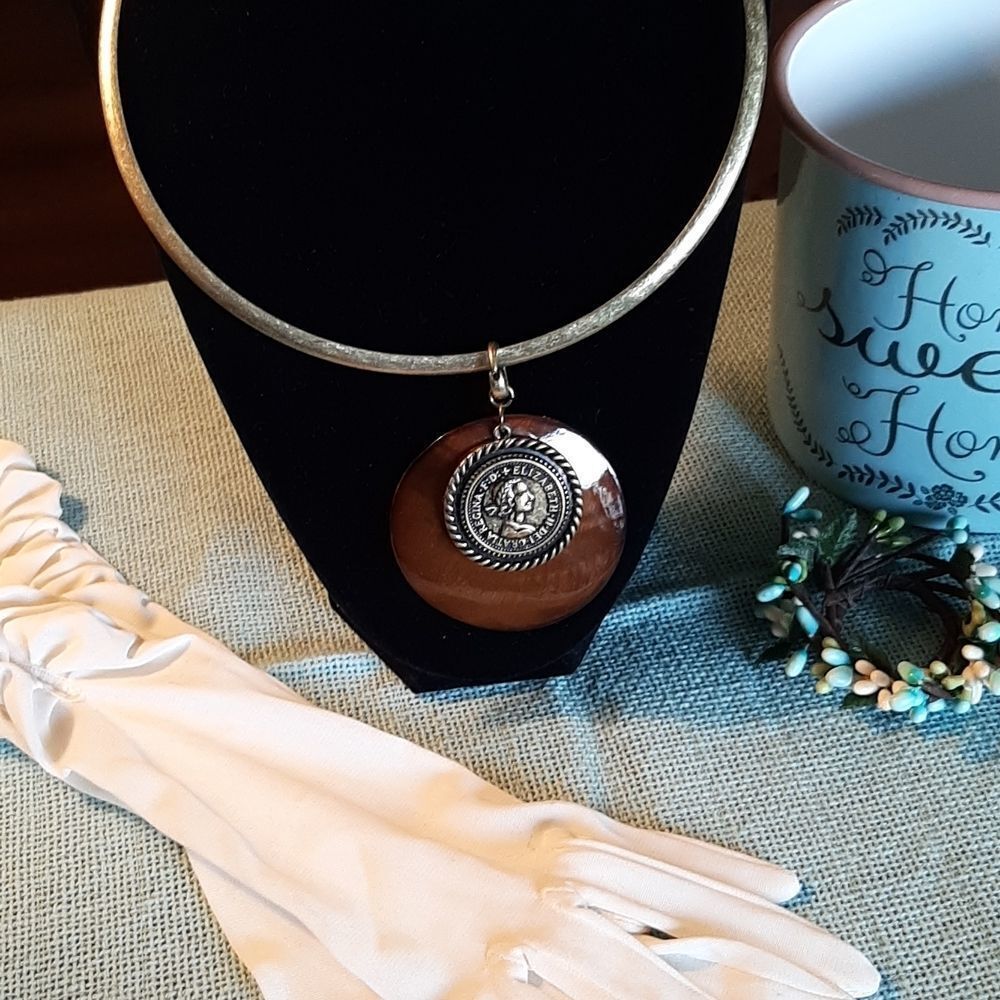 Off Park Gold Colored Necklace Dei.Gratia.F.D+Elizabeth. II